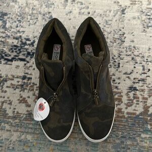 Camouflage wedge sneaker